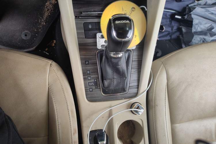 Used Skoda Octavia 2015 1.6L Automatic Yijun Edition Gear Lever