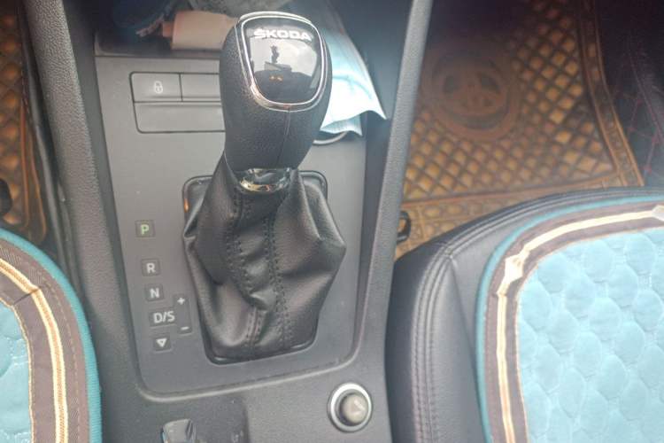 Used Skoda Octavia 2015 1.6L Automatic Eado Edition Gear Lever