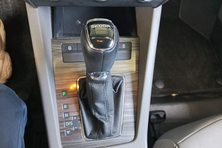Used Skoda Octavia 2015 1.6L Automatic Yijun Edition Gear Lever
