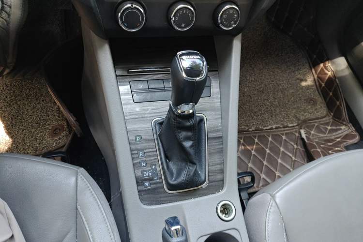 Used Skoda Octavia 2015 1.6L Automatic Yijun Edition Gear Lever