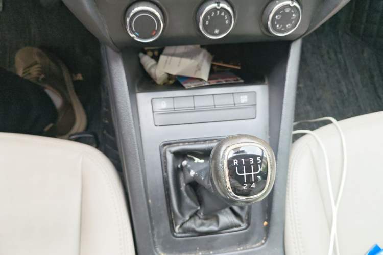Used Skoda Octavia 2015 1.6L Manual Eado Edition Gear Lever