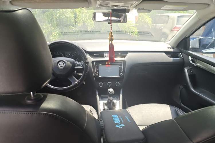 Used Skoda Octavia 2015 1.6L Manual Yijun Edition Headliner