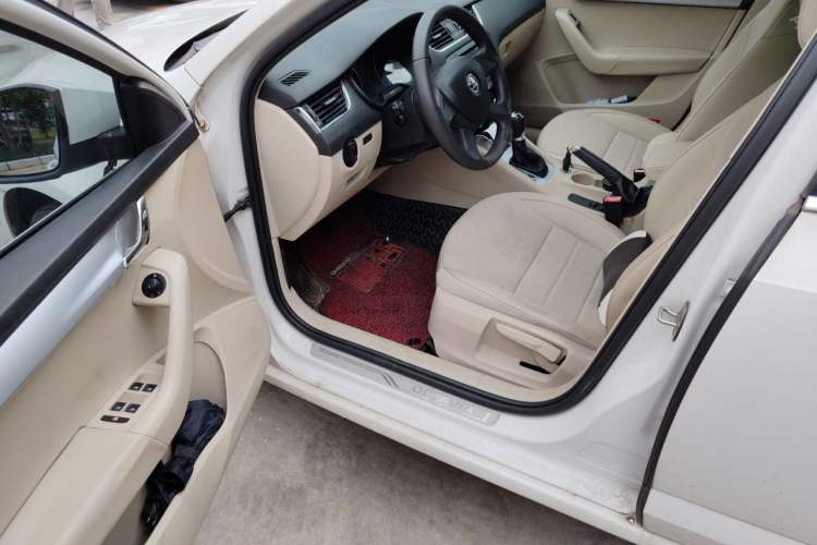 Used Skoda Octavia 2015 1.6L Automatic Yijie Edition Interior 3