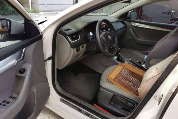 Used Skoda Octavia 2015 1.6L Automatic Yijie Edition Interior 3