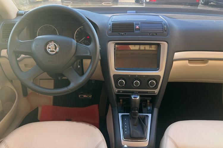 Used Skoda Octavia 2015 Classic Model 1.6L Automatic Yijie Version Interior 3
