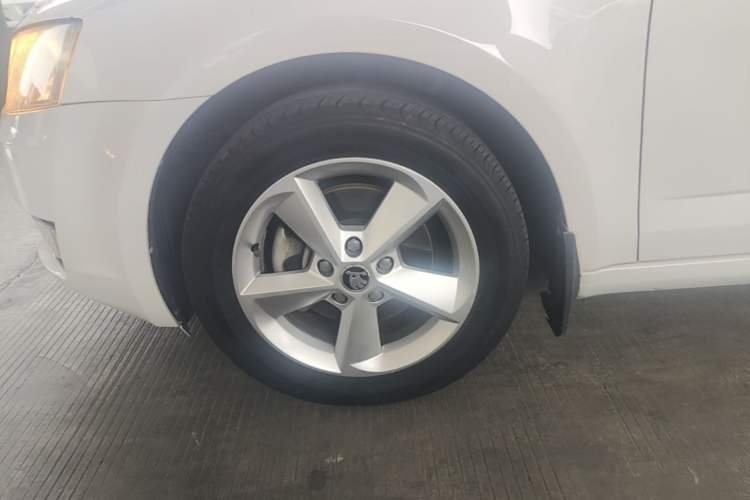Used Skoda Octavia 2015 1.6L Automatic Yijie Edition Left Front Wheel Hub