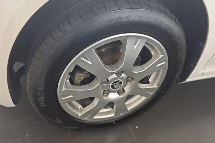 Used Skoda Octavia 2015 Classic Model 1.6L Automatic Yijie Version Left Front Wheel Hub