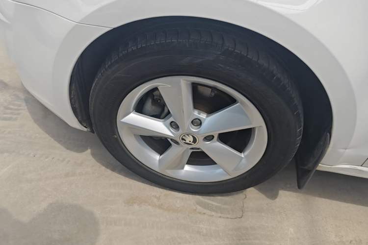 Used Skoda Octavia 2015 1.6L Automatic Yijie Edition Left Front Wheel Hub