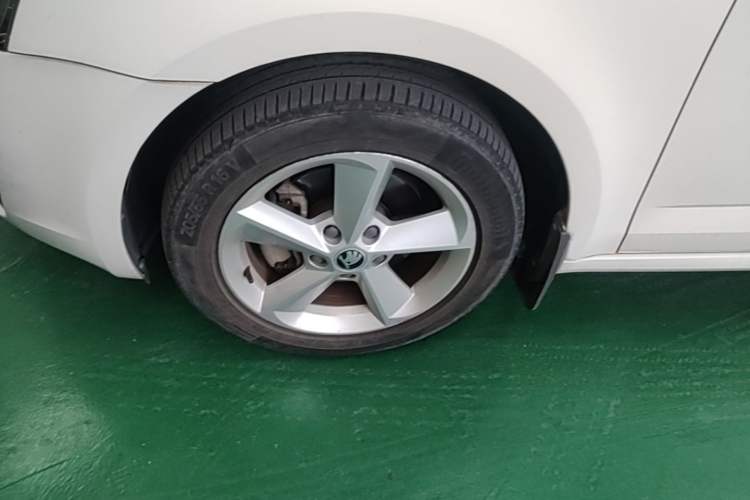 Used Skoda Octavia 2015 1.6L Automatic Yijie Edition Left Front Wheel Hub