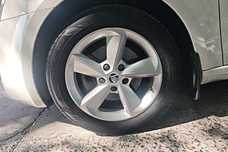 Used Skoda Octavia 2015 1.6L Manual Yijie Edition Left Front Wheel Hub