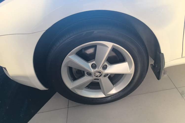 Used Skoda Octavia 2015 1.6L Automatic Yijun Edition Left Front Wheel Hub