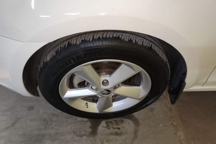 Used Skoda Octavia 2015 1.6L Automatic Yijie Edition Left Front Wheel Hub