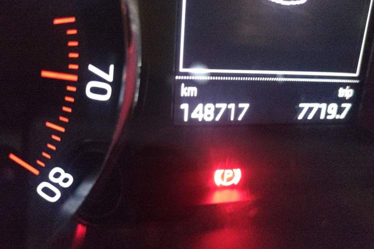 Used Skoda Octavia 2015 1.6L Automatic Yijun Edition Odometer Close Up