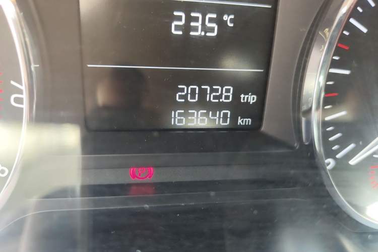 Used Skoda Octavia 2015 1.6L Manual Yijie Edition Odometer Close Up