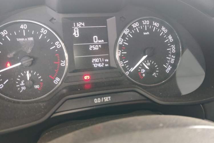 Used Skoda Octavia 2015 1.6L Manual Yijie Edition Odometer Close Up