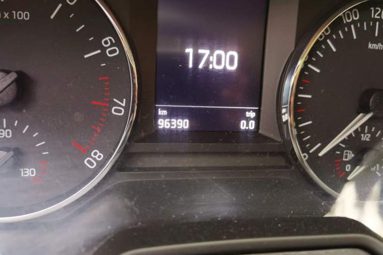 Used Skoda Octavia 2015 1.6L Manual Yijun Edition Odometer Close Up
