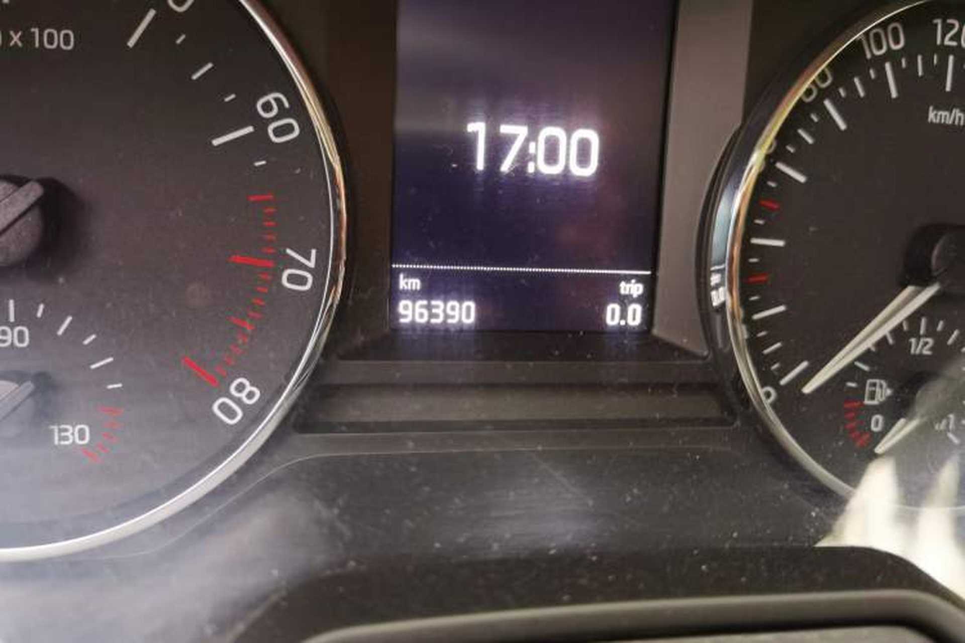 Used Skoda Octavia 2015 1.6L Manual Yijun Edition Odometer Close Up