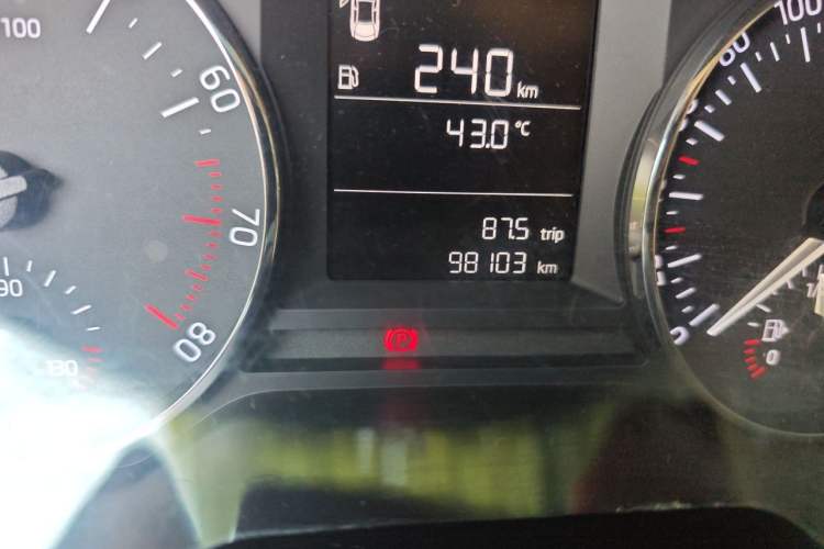 Used Skoda Octavia 2015 1.6L Automatic Yijie Edition Odometer Close Up