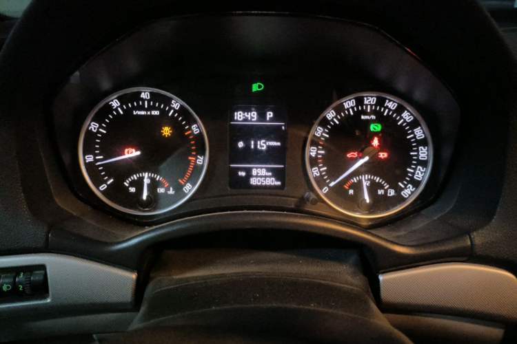 Used Skoda Octavia 2015 Classic Model 1.6L Automatic Elegance Edition Odometer Close Up