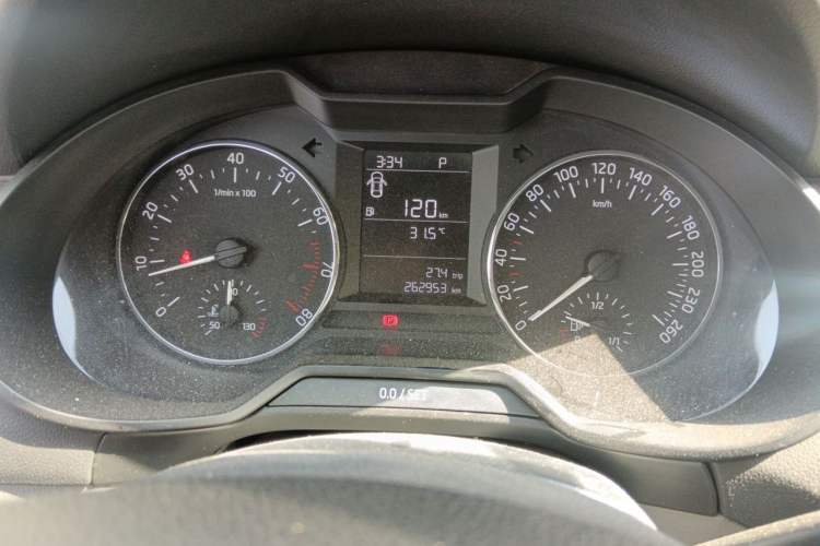 Used Skoda Octavia 2015 1.6L Automatic Yijie Edition Odometer Close Up