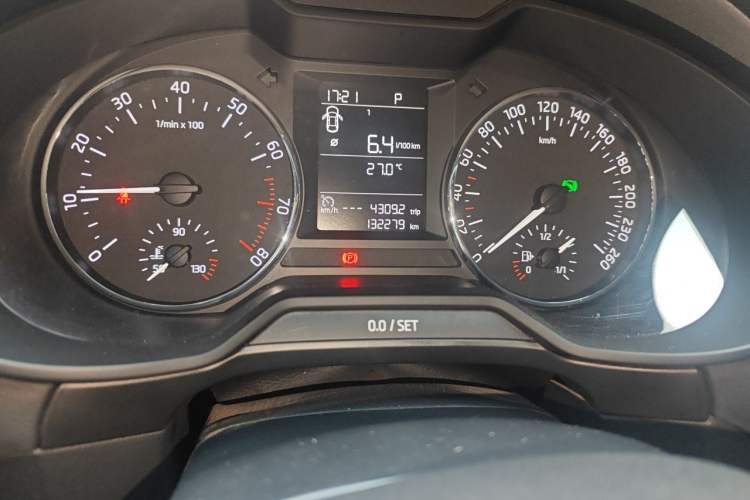 Used Skoda Octavia 2015 1.6L Automatic Yijie Edition Odometer Close Up