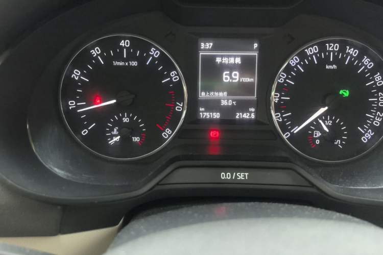 Used Skoda Octavia 2015 1.6L Automatic Yijun Edition Odometer Close Up