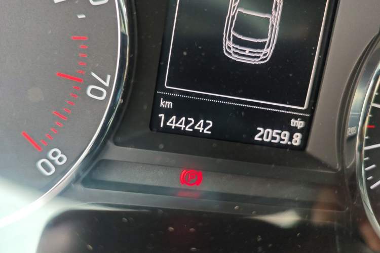 Used Skoda Octavia 2015 1.6L Manual Yijun Edition Odometer Close Up