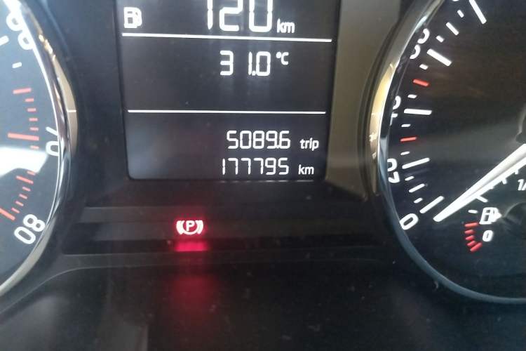 Used Skoda Octavia 2015 1.6L Manual Yijie Edition Odometer Close Up