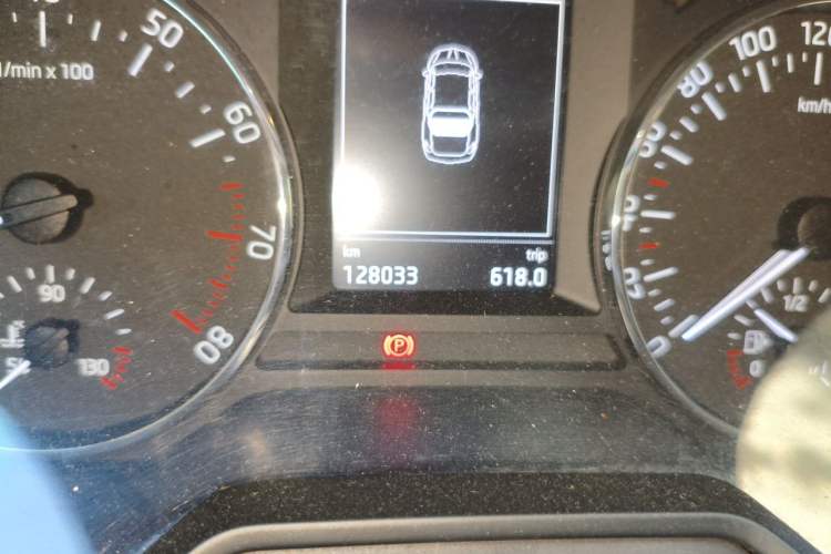 Used Skoda Octavia 2015 1.6L Automatic Yijie Edition Odometer Close Up
