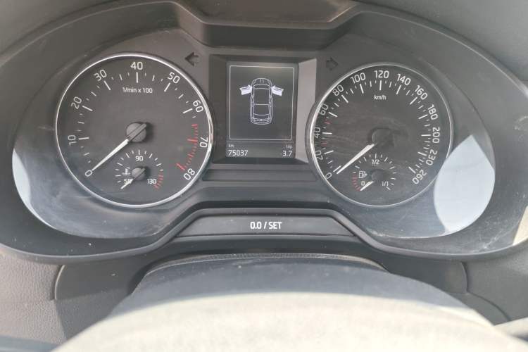 Used Skoda Octavia 2015 1.6L Manual Yijun Edition Odometer Close Up