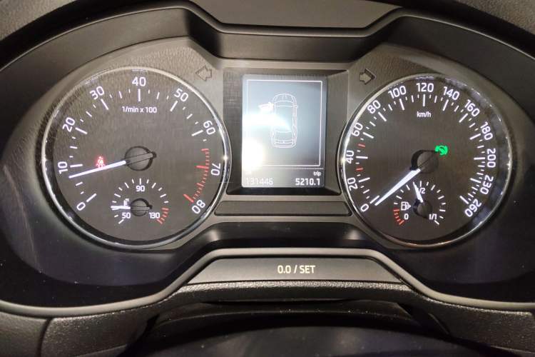 Used Skoda Octavia 2015 1.8T Yizhen Travel Edition Odometer Close Up