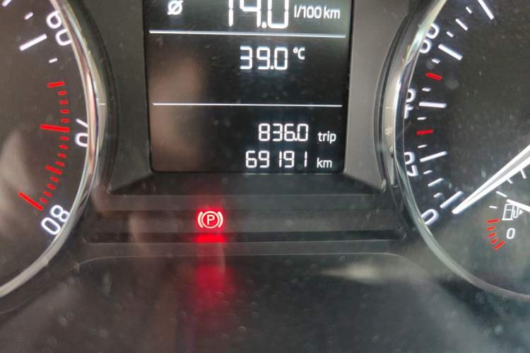 Used Skoda Octavia 2015 1.6L Automatic Yijie Edition Odometer Close Up