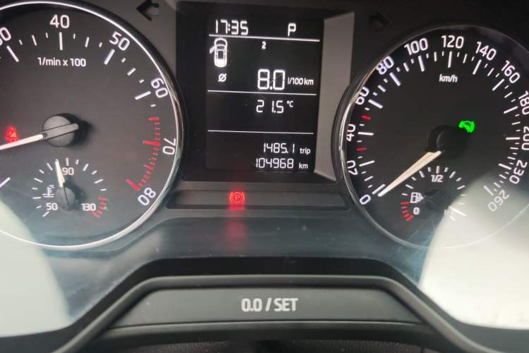 Used Skoda Octavia 2015 1.6L Automatic Yijie Edition Odometer Close Up
