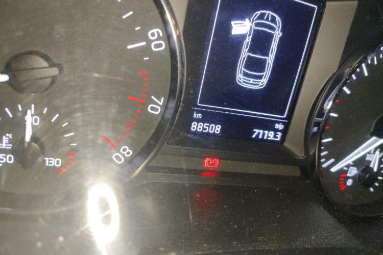 Used Skoda Octavia 2015 1.6L Manual Yijun Edition Odometer Close Up