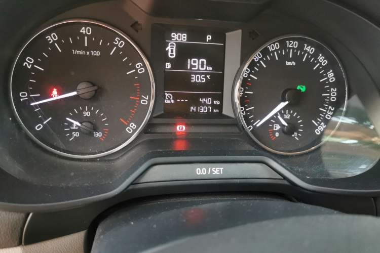 Used Skoda Octavia 2015 1.6L Automatic Yijie Edition Odometer Close Up