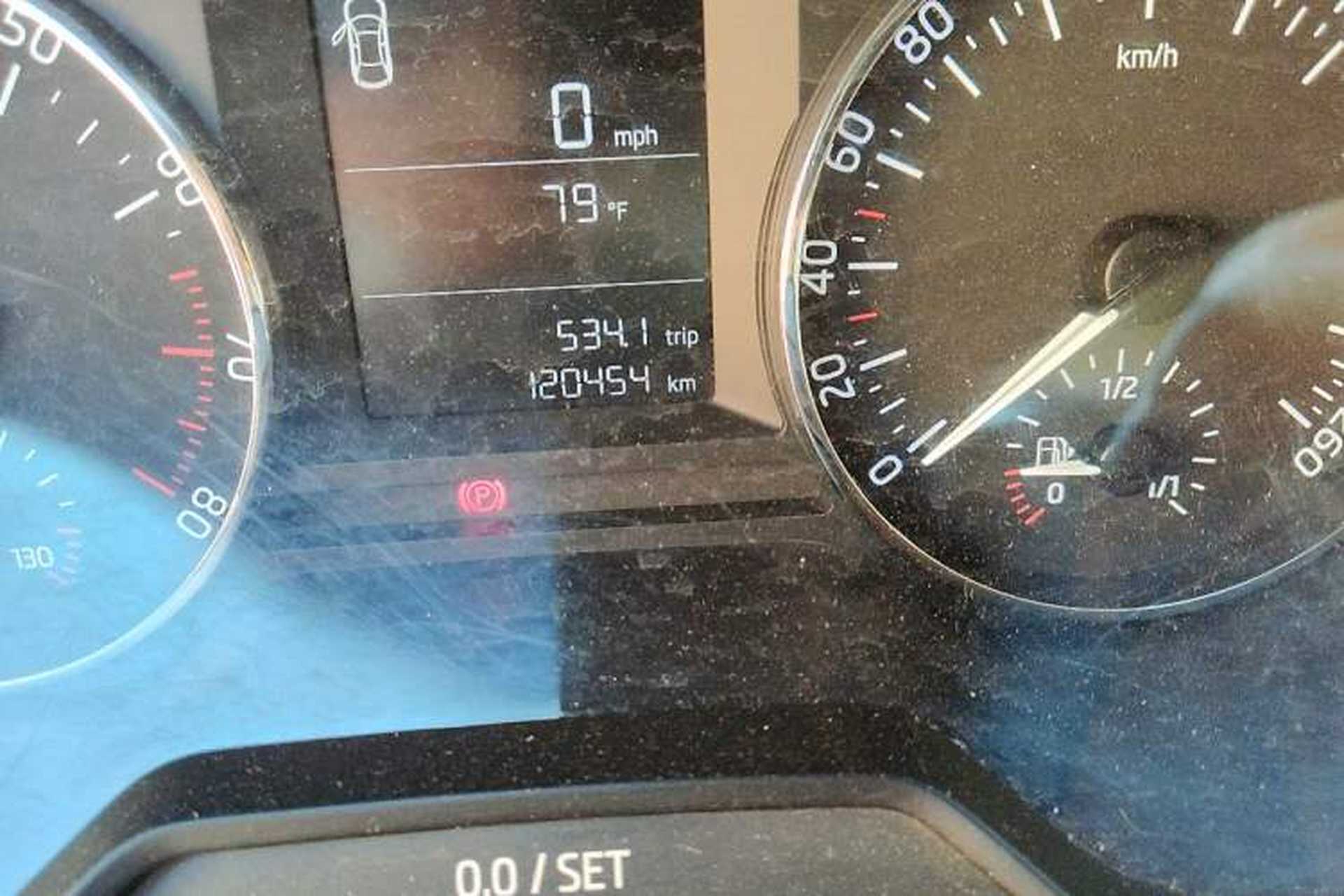 Used Skoda Octavia 2015 1.6L Manual Yijie Edition Odometer Close Up