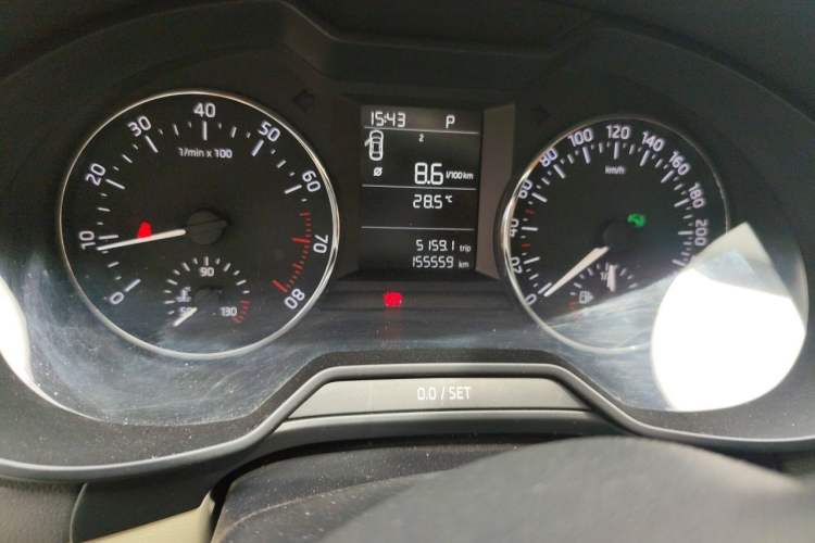 Used Skoda Octavia 2015 1.6L Automatic Yijie Edition Odometer Close Up