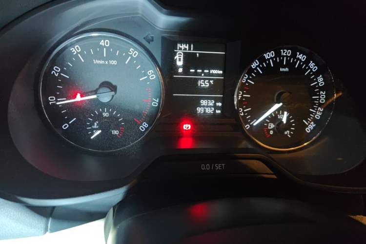 Used Skoda Octavia 2015 1.6L Manual Yijie Edition Odometer Close Up