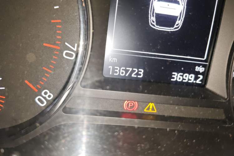 Used Skoda Octavia 2015 1.6L Automatic Yijun Edition Odometer Close Up