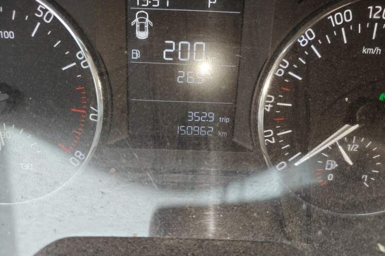 Used Skoda Octavia 2015 1.6L Automatic Yijie Edition Odometer Close Up