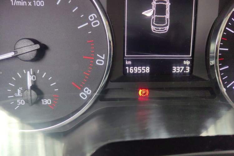 Used Skoda Octavia 2015 1.6L Automatic Yijun Edition Odometer Close Up