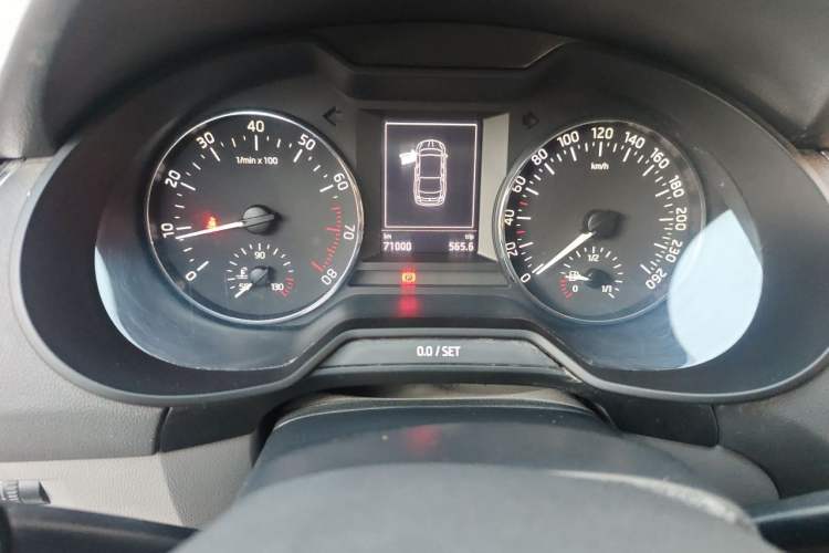 Used Skoda Octavia 2015 1.6L Manual Yijun Edition Odometer Close Up