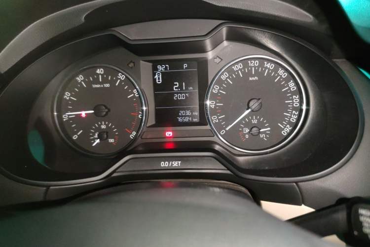 Used Skoda Octavia 2015 1.6L Automatic Yijie Edition Odometer Close Up