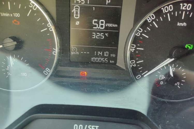 Used Skoda Octavia 2015 1.6L Automatic Yijie Edition Odometer Close Up