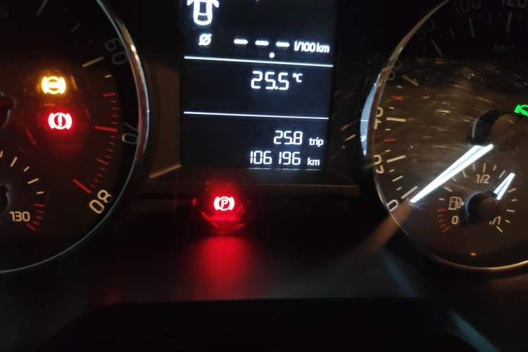 Used Skoda Octavia 2015 1.6L Automatic Yijie Edition Odometer Close Up