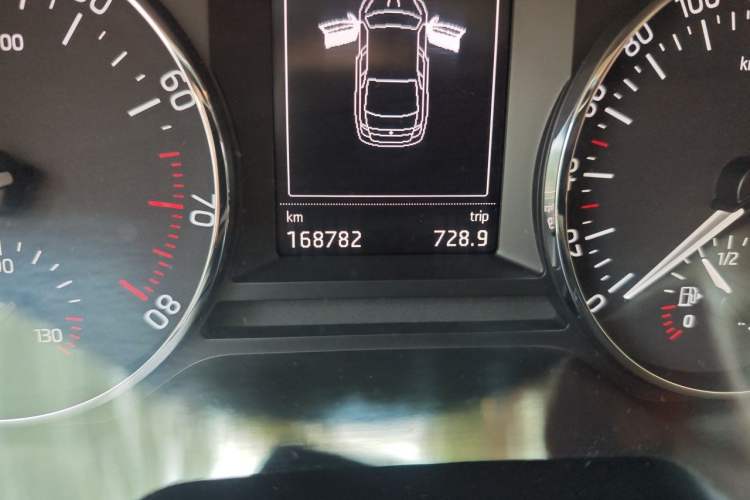 Used Skoda Octavia 2015 1.6L Automatic Yijun Edition Odometer Close Up