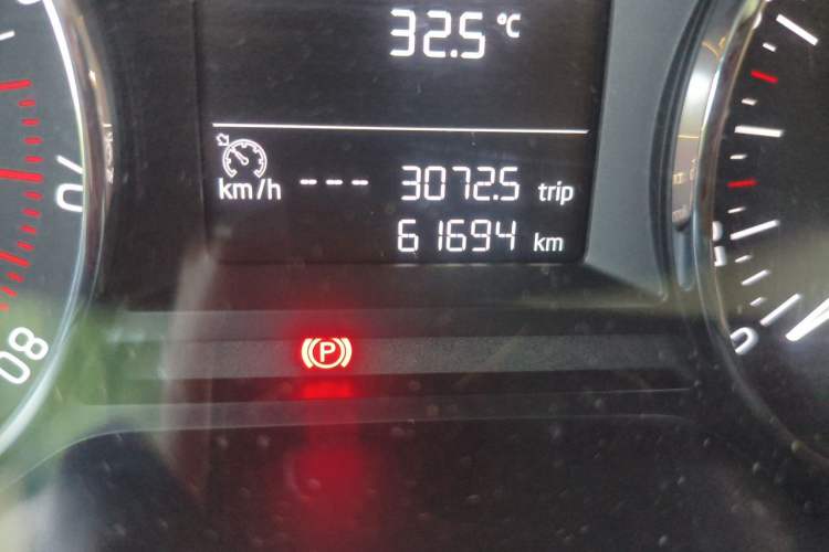 Used Skoda Octavia 2015 1.6L Automatic Yijie Edition Odometer Close Up
