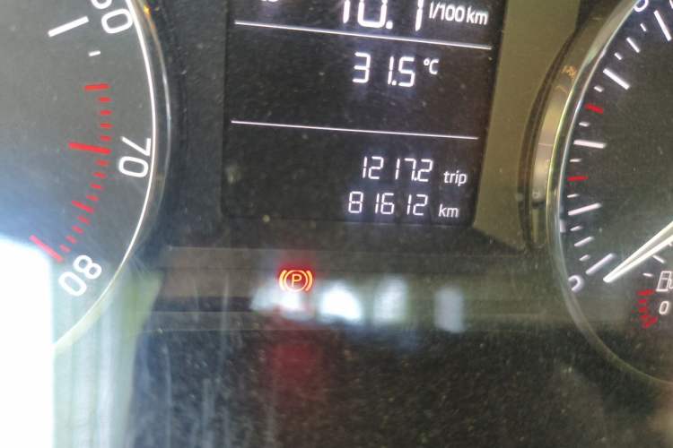Used Skoda Octavia 2015 1.6L Manual Eado Edition Odometer Close Up
