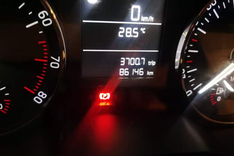 Used Skoda Octavia 2015 1.6L Automatic Yijie Edition Odometer Close Up