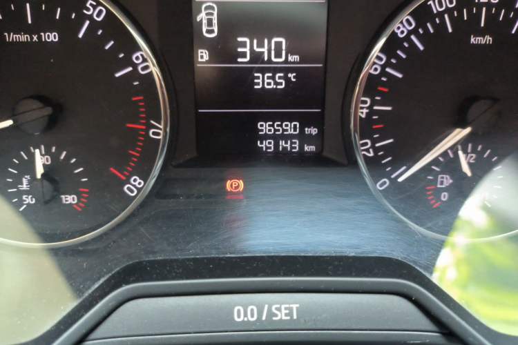 Used Skoda Octavia 2015 1.6L Manual Eado Edition Odometer Close Up
